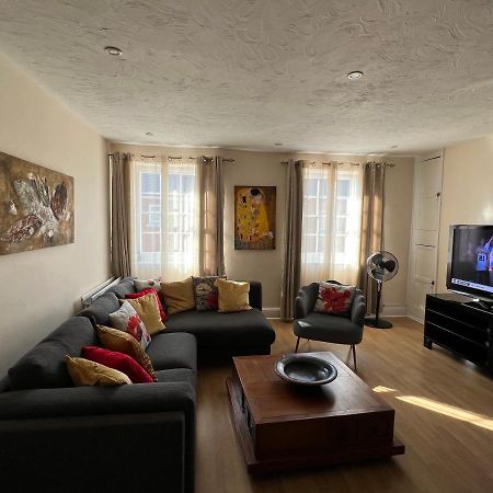 Stay In Yeovil Town Centre, Large 2 Bd Apt With Parking, Sleeps 4 Buitenkant foto