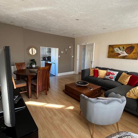 Stay In Yeovil Town Centre, Large 2 Bd Apt With Parking, Sleeps 4 Buitenkant foto