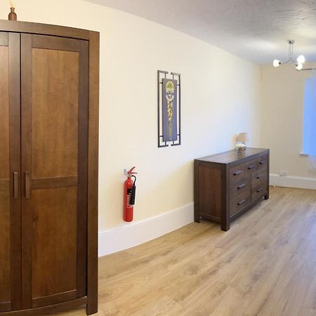 Stay In Yeovil Town Centre, Large 2 Bd Apt With Parking, Sleeps 4 Buitenkant foto