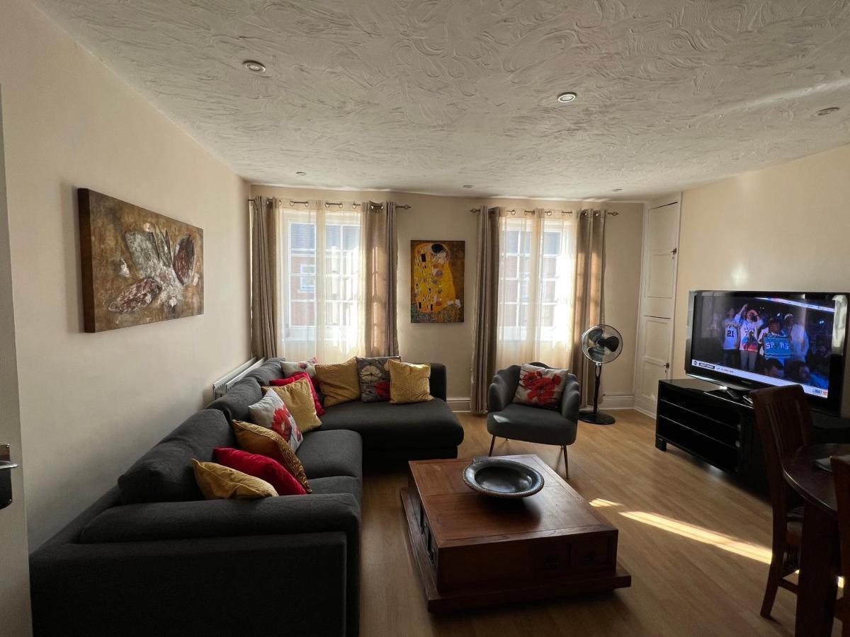 Stay In Yeovil Town Centre, Large 2 Bd Apt With Parking, Sleeps 4 Buitenkant foto