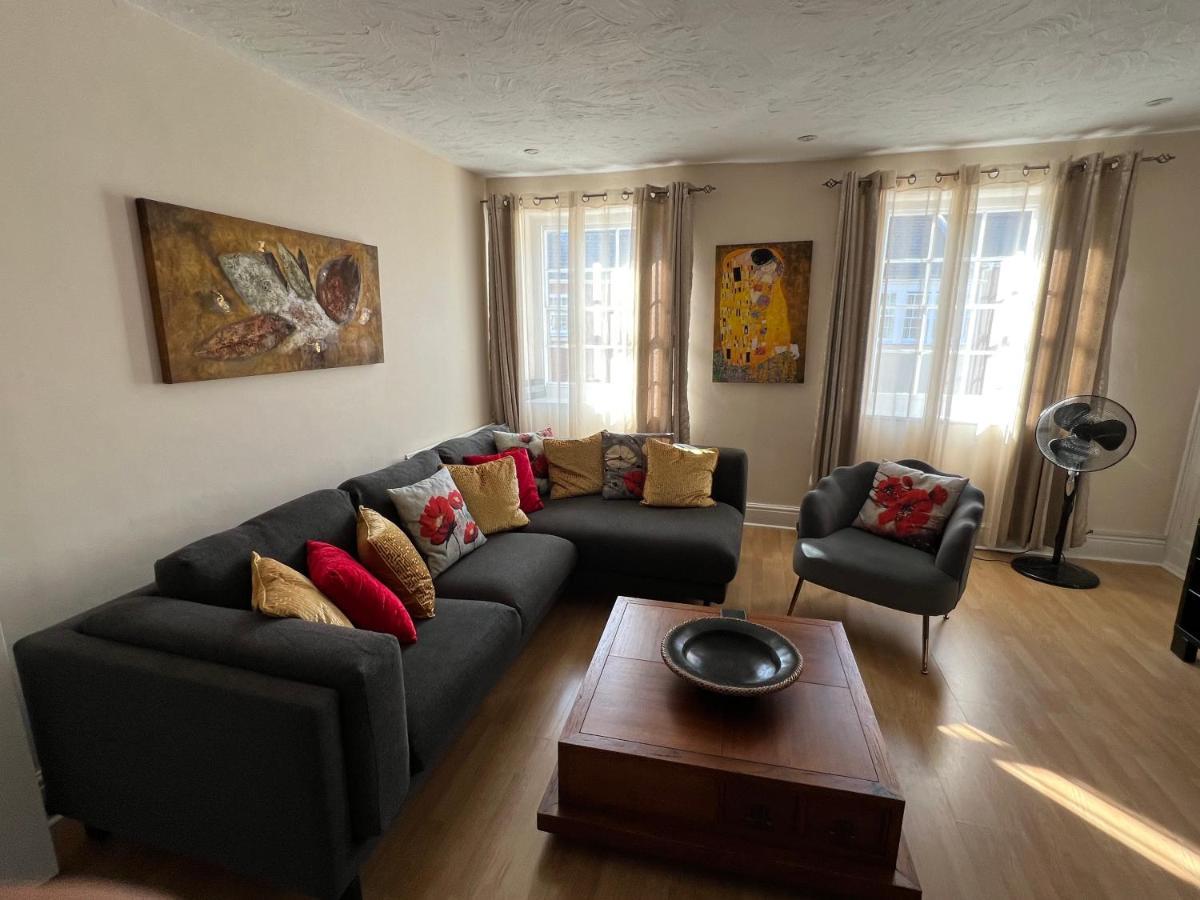 Stay In Yeovil Town Centre, Large 2 Bd Apt With Parking, Sleeps 4 Buitenkant foto