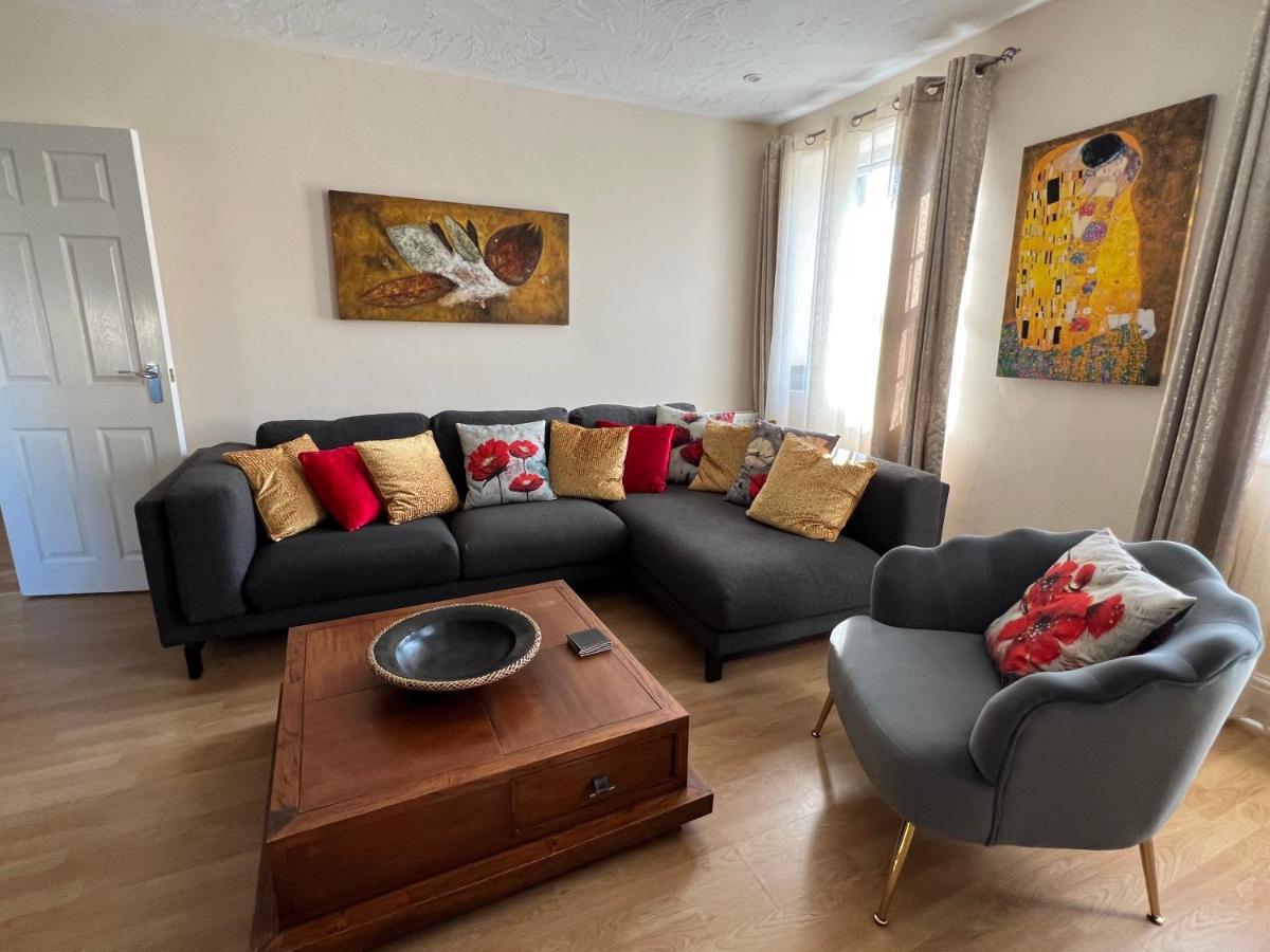 Stay In Yeovil Town Centre, Large 2 Bd Apt With Parking, Sleeps 4 Buitenkant foto