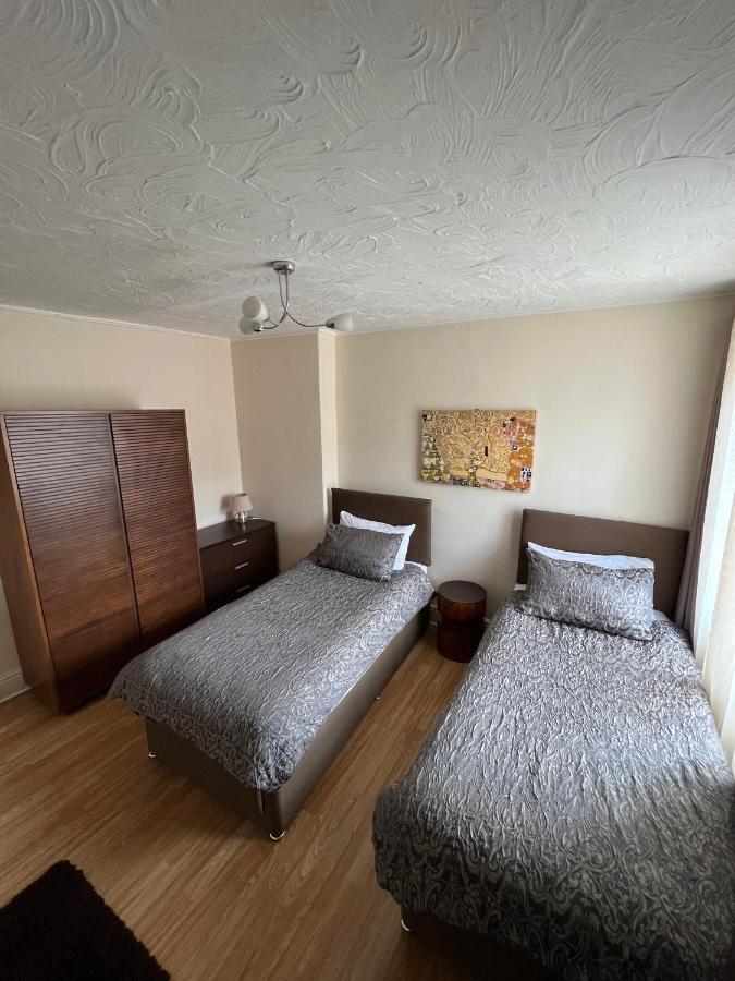 Stay In Yeovil Town Centre, Large 2 Bd Apt With Parking, Sleeps 4 Buitenkant foto