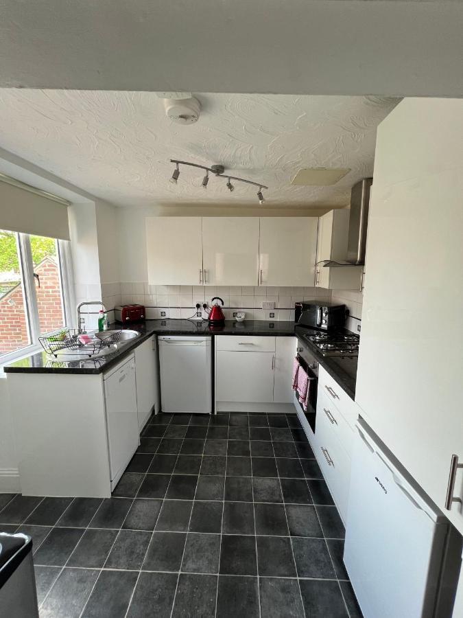 Stay In Yeovil Town Centre, Large 2 Bd Apt With Parking, Sleeps 4 Buitenkant foto