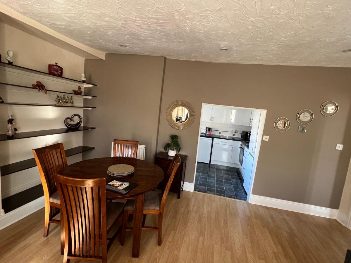 Stay In Yeovil Town Centre, Large 2 Bd Apt With Parking, Sleeps 4 Buitenkant foto