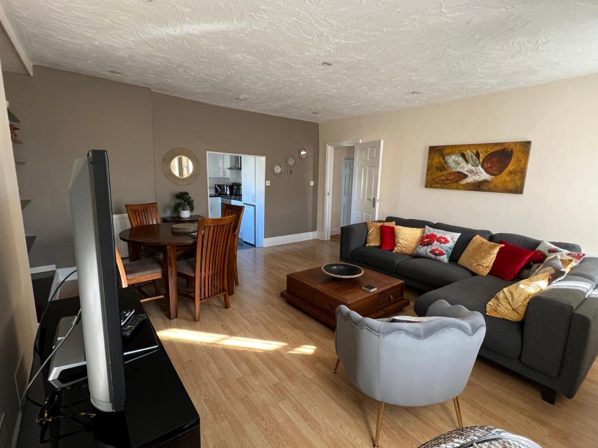 Stay In Yeovil Town Centre, Large 2 Bd Apt With Parking, Sleeps 4 Buitenkant foto