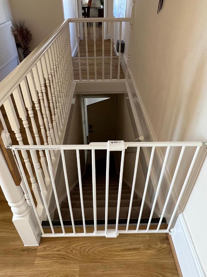 Stay In Yeovil Town Centre, Large 2 Bd Apt With Parking, Sleeps 4 Buitenkant foto