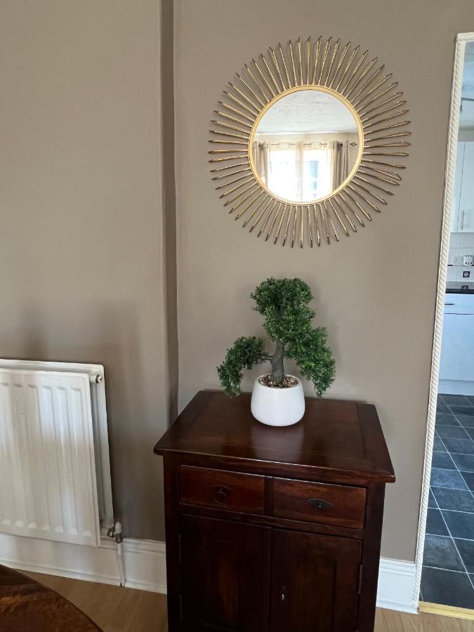 Stay In Yeovil Town Centre, Large 2 Bd Apt With Parking, Sleeps 4 Buitenkant foto