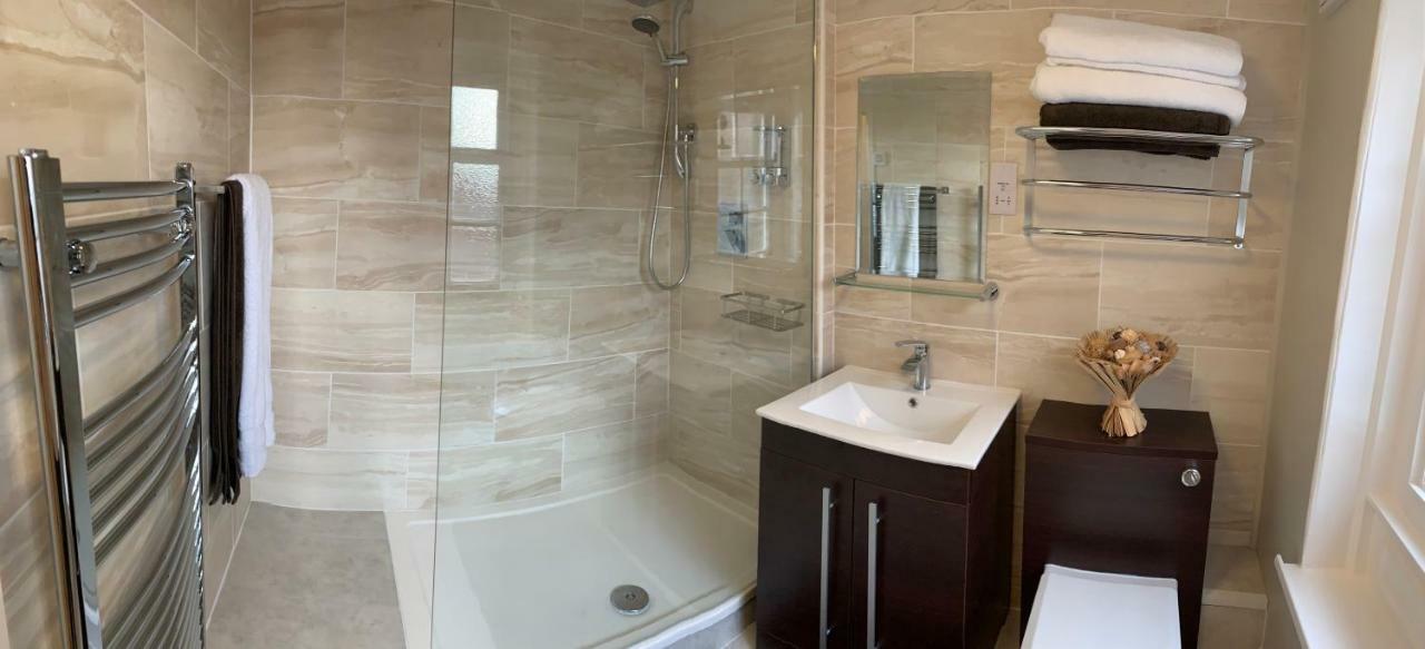 Stay In Yeovil Town Centre, Large 2 Bd Apt With Parking, Sleeps 4 Buitenkant foto