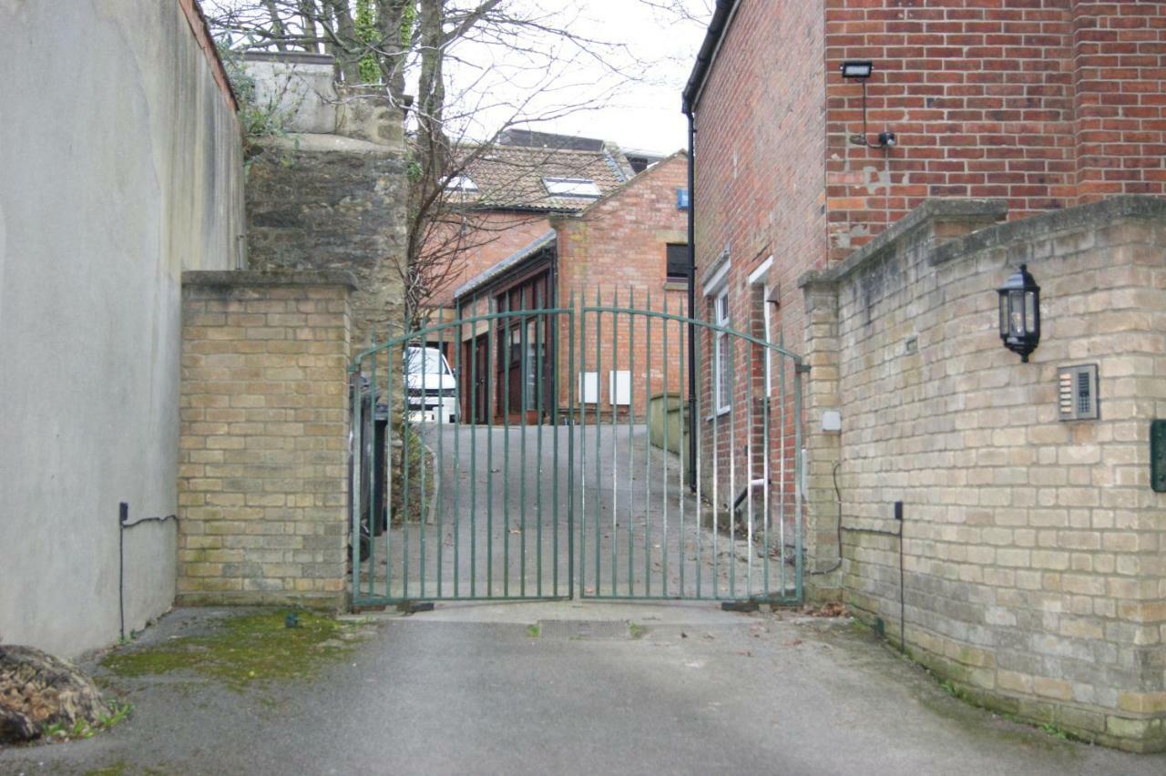Stay In Yeovil Town Centre, Large 2 Bd Apt With Parking, Sleeps 4 Buitenkant foto