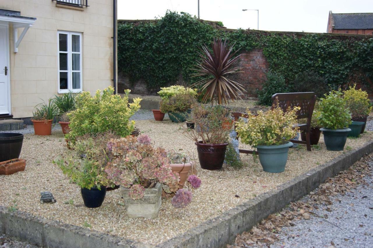 Stay In Yeovil Town Centre, Large 2 Bd Apt With Parking, Sleeps 4 Buitenkant foto